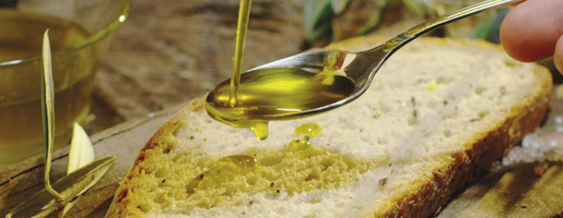 Оливковое масло молоко. Хлеб с оливковым маслом. Оливковое масло в чашечке. Оливковое масло фон. Оливковое масло Тунис.